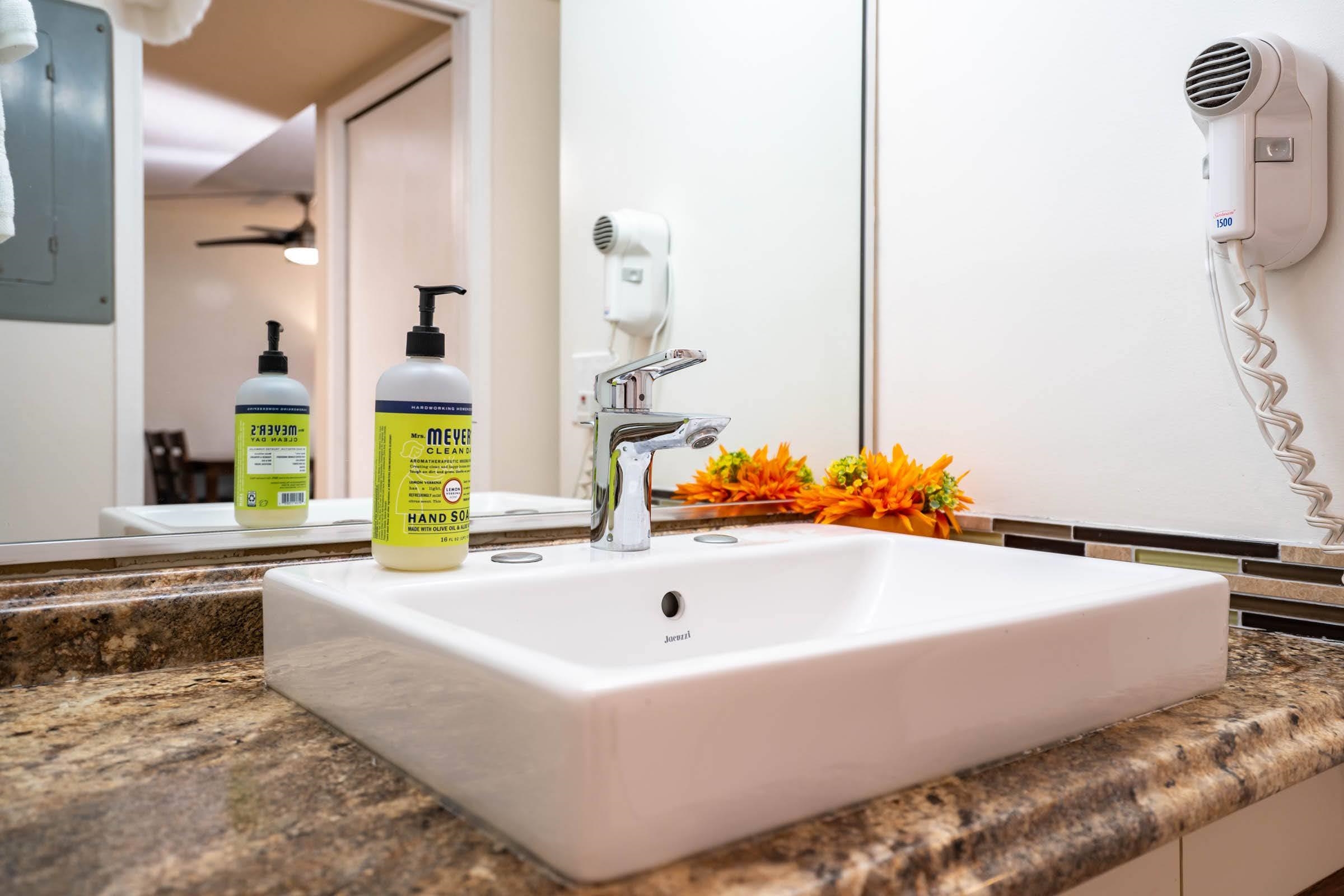2575 South Kihei Road, Unit G209 Kihei, HI 96753 - Photo 14 of 27 a bathroom with a tub and a window