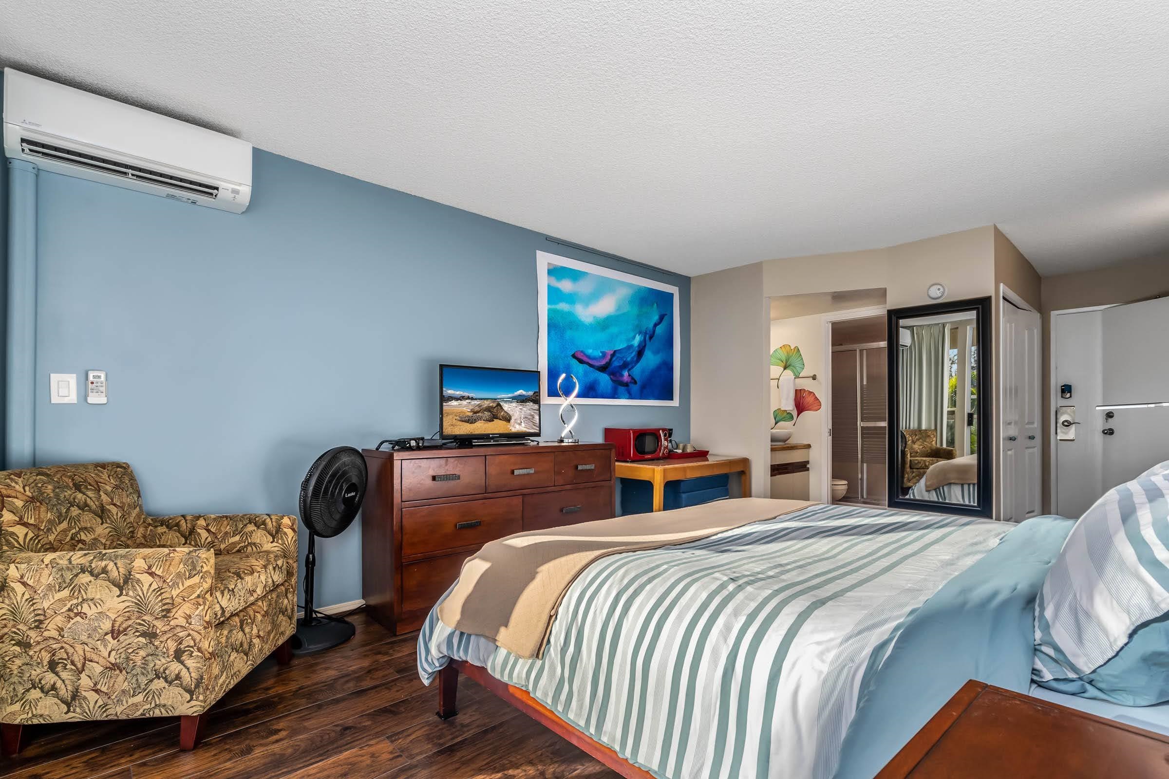 2575 South Kihei Road, Unit G209 Kihei, HI 96753 - Photo 18 of 27 a bedroom with bed and window