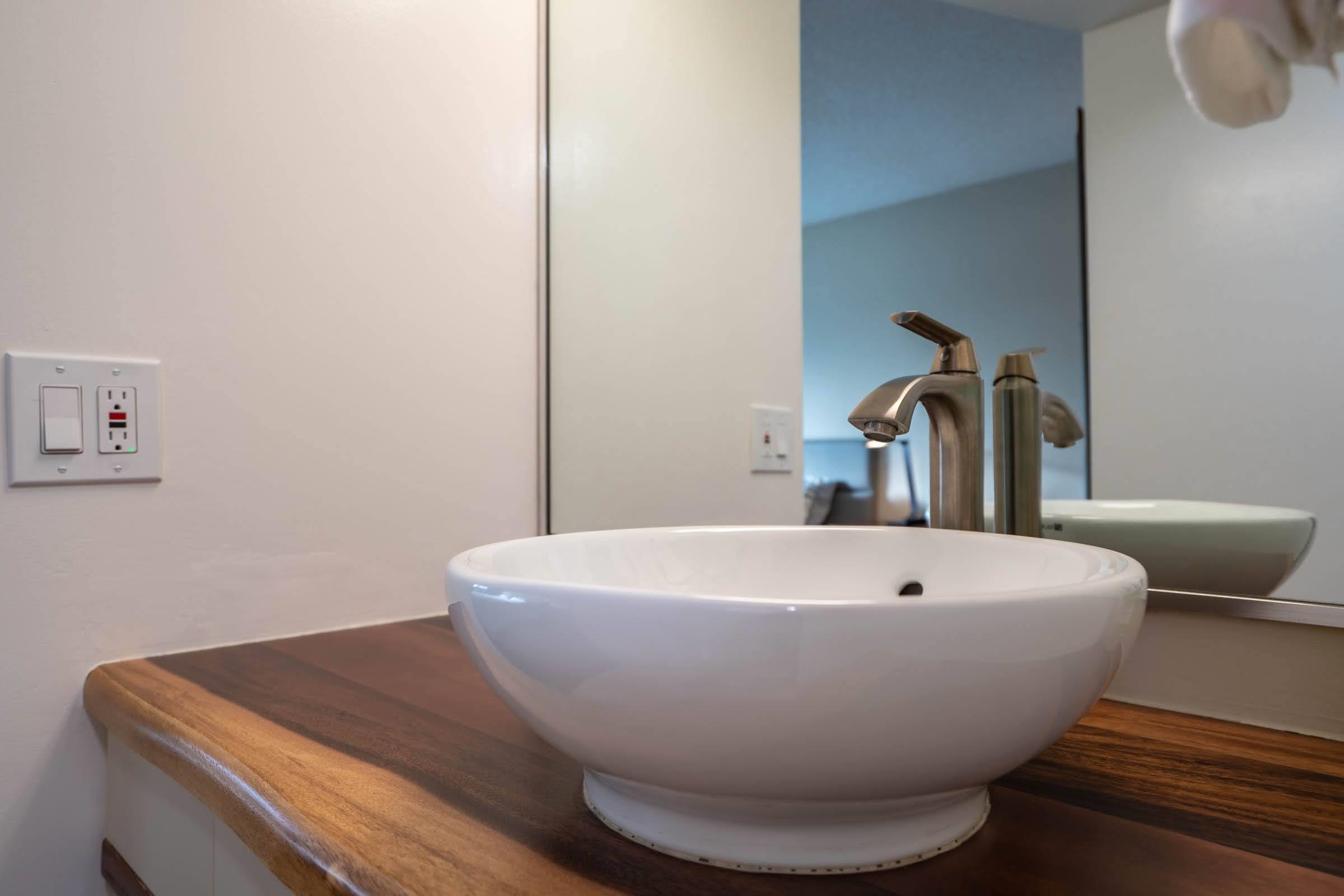 2575 South Kihei Road, Unit G209 Kihei, HI 96753 - Photo 24 of 27 a white bath tub sitting in a bathroom