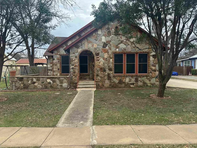 $350,000 | 206 East Sandstone Street, Llano, TX 78643