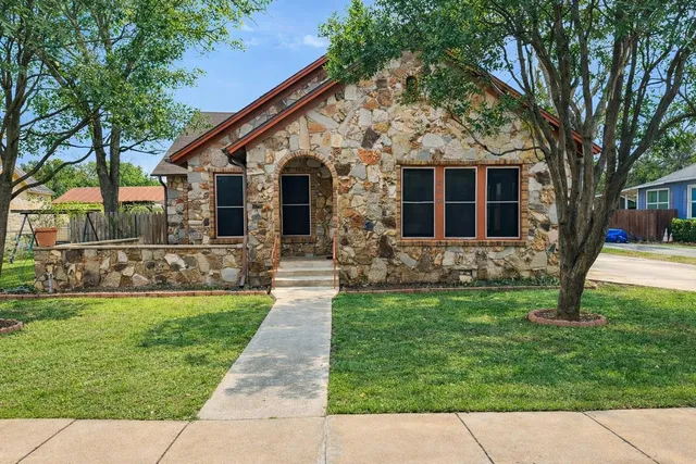 $350,000 | 206 East Sandstone Street, Llano, TX 78643