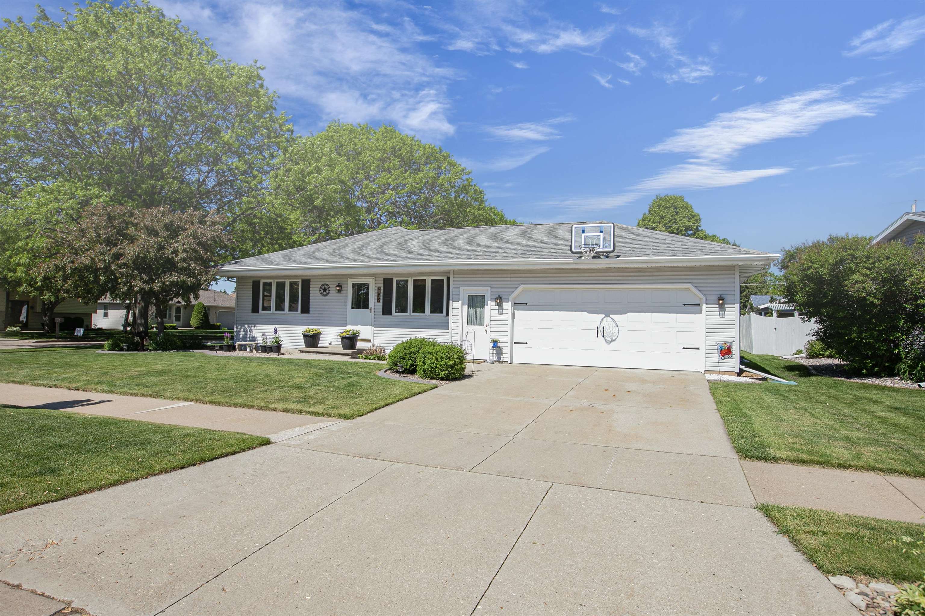2909 South Summerset Drive Appleton, WI 54915 - Photo 2 of 42