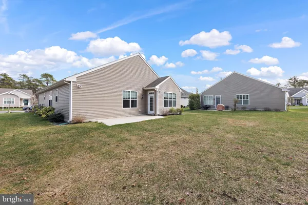 a view of a house with backyard