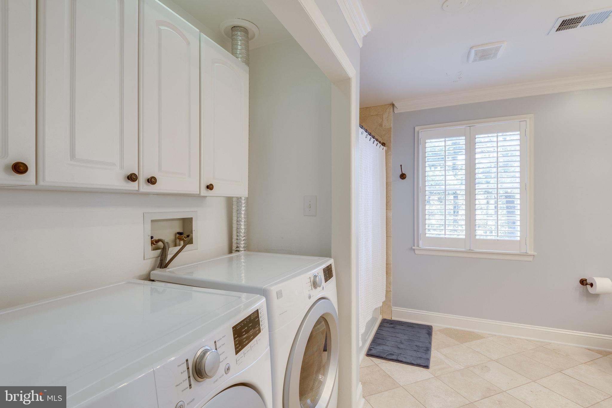 17890 Dry Mill Road Leesburg, VA 20175 - Photo 52 of 73 The upper full bath holds the washer and dryer