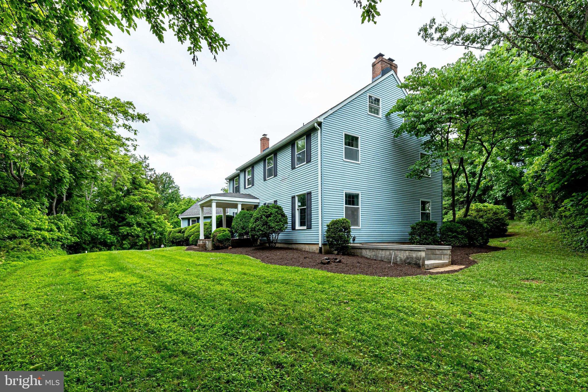 The best of both worlds, gorgeous lawn & wooded