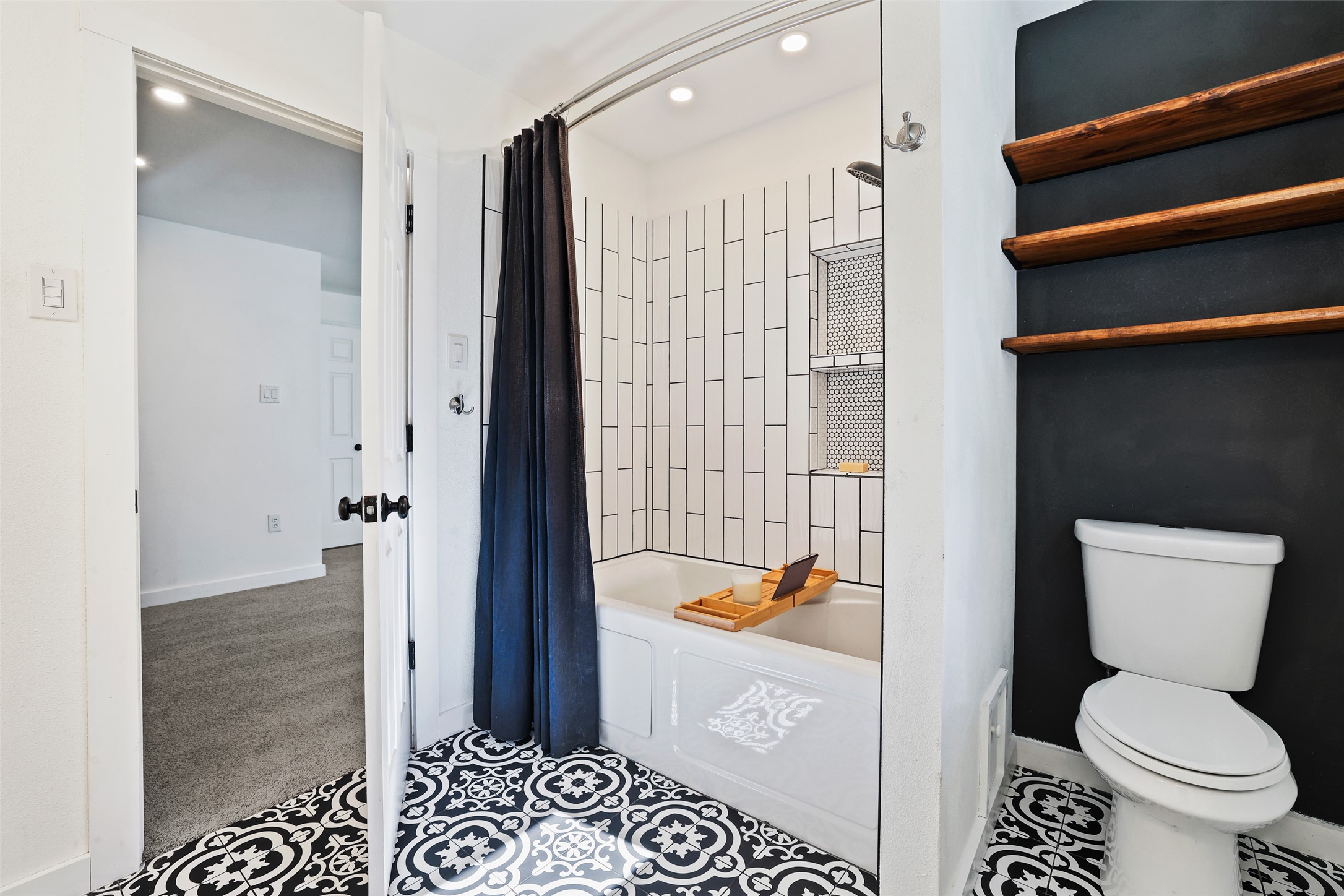 30309 Live Oak Trail Georgetown, TX 78633 - Photo 26 of 40 Primary Bathroom with a Jetted Tub and Shower.