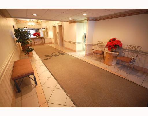 2160 Greentree Road, Unit 203 Pittsburgh, PA 15220 - Photo 2 of 14 Lobby/Reception.