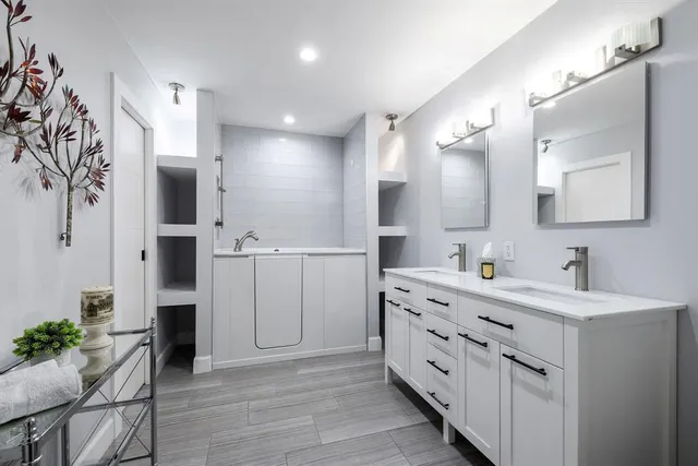 $1,800,000 | 2409 Northeast 37th Street, Fort Lauderdale, FL 33308