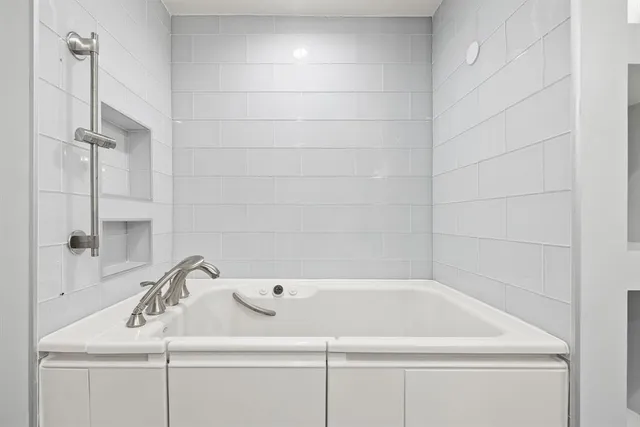 $1,800,000 | 2409 Northeast 37th Street, Fort Lauderdale, FL 33308