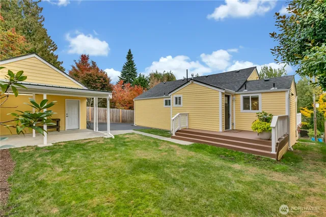 a view of a house with a backyard
