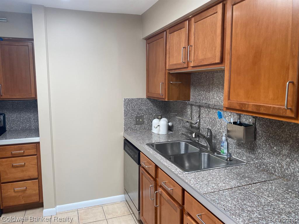 4045 West Maple Road, Unit 202 Bloomfield Hills, MI 48301 - Photo 9 of 23