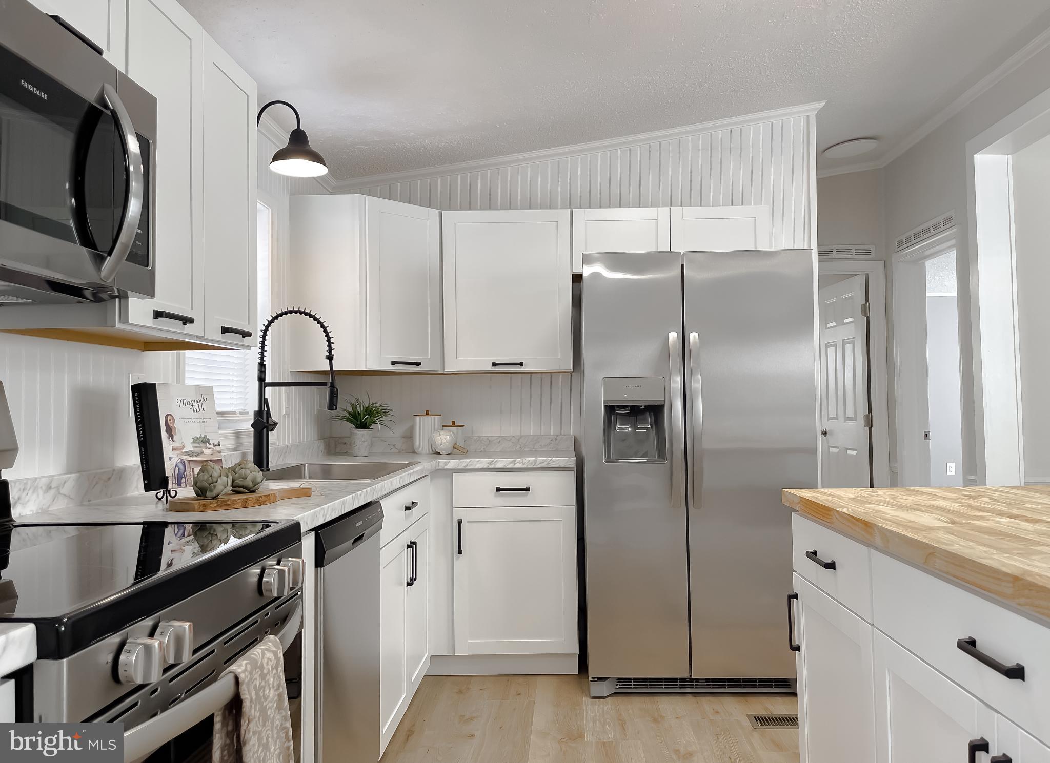 45908 South Springsteen Court California, MD 20619 - Photo 11 of 35 Bright, upgraded kitchen with new appliances.