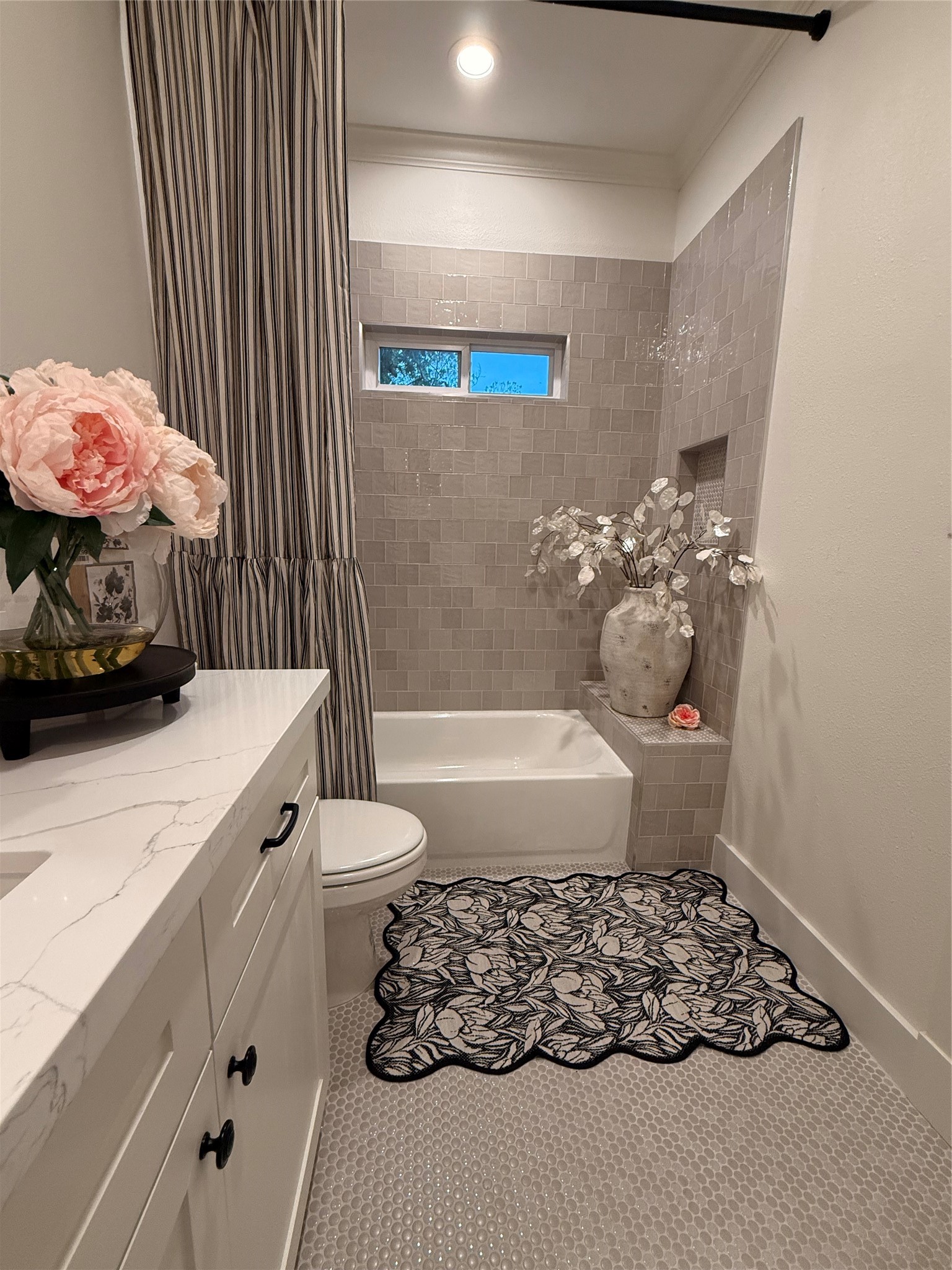 407 Harris Road Highlands, TX 77562 - Photo 26 of 32 a bathroom with a sink a toilet and bathtub