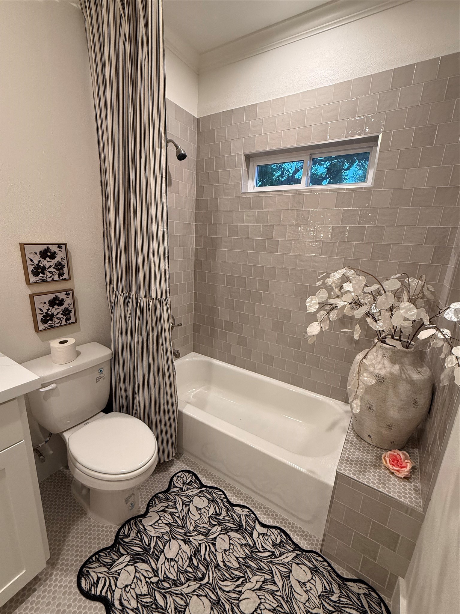 407 Harris Road Highlands, TX 77562 - Photo 27 of 32 a bathroom with a toilet a sink and bathtub