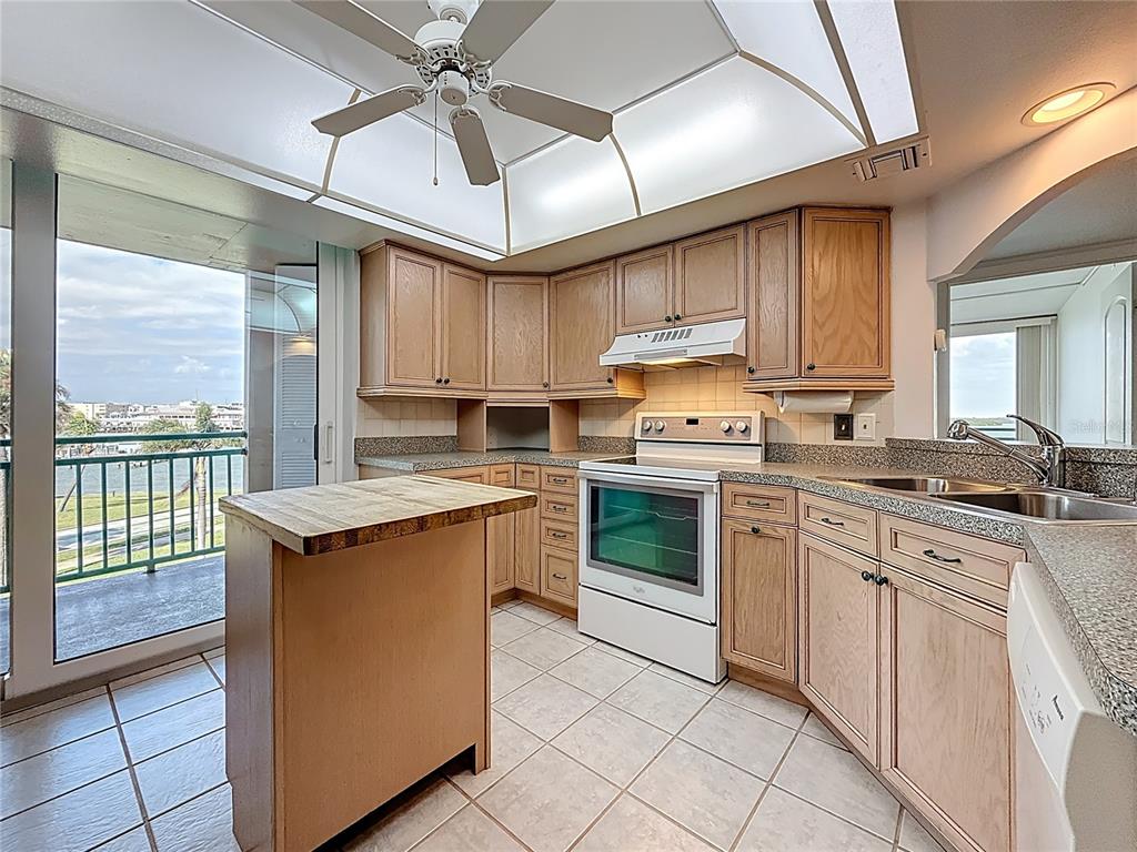 1 Key Capri, Unit 201E Treasure Island, FL 33706 - Photo 18 of 100