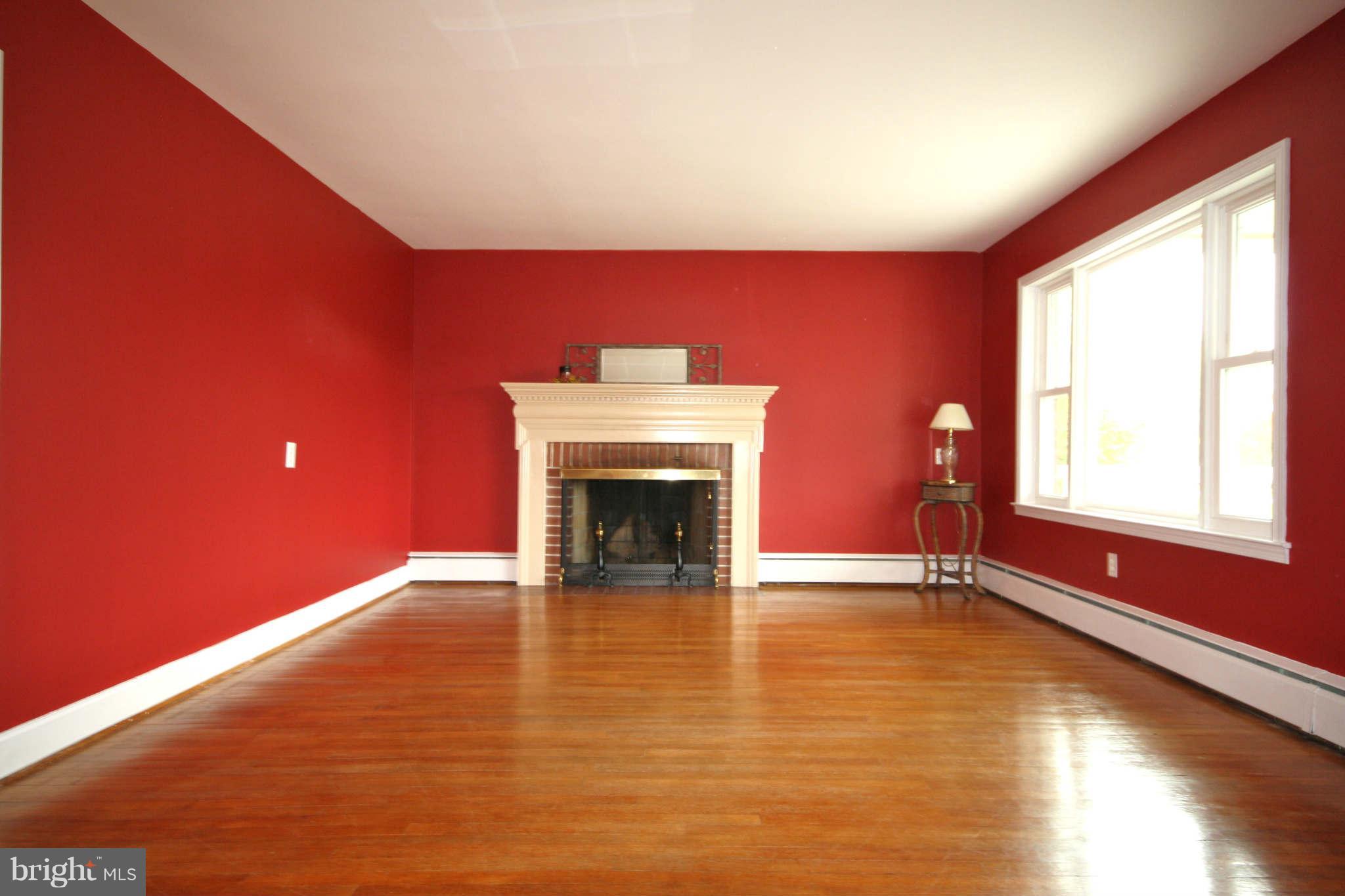 12814 Point Salem Road Hagerstown, MD 21740 - Photo 4 of 21 Living Room