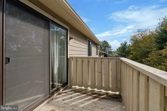 a view of a house with backyard and garden