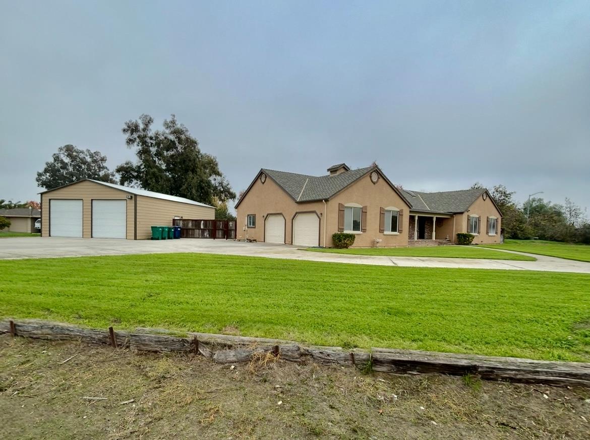 2524 B&B Boulevard Merced, CA 95348 - Photo 2 of 26 a front view of a house with garden
