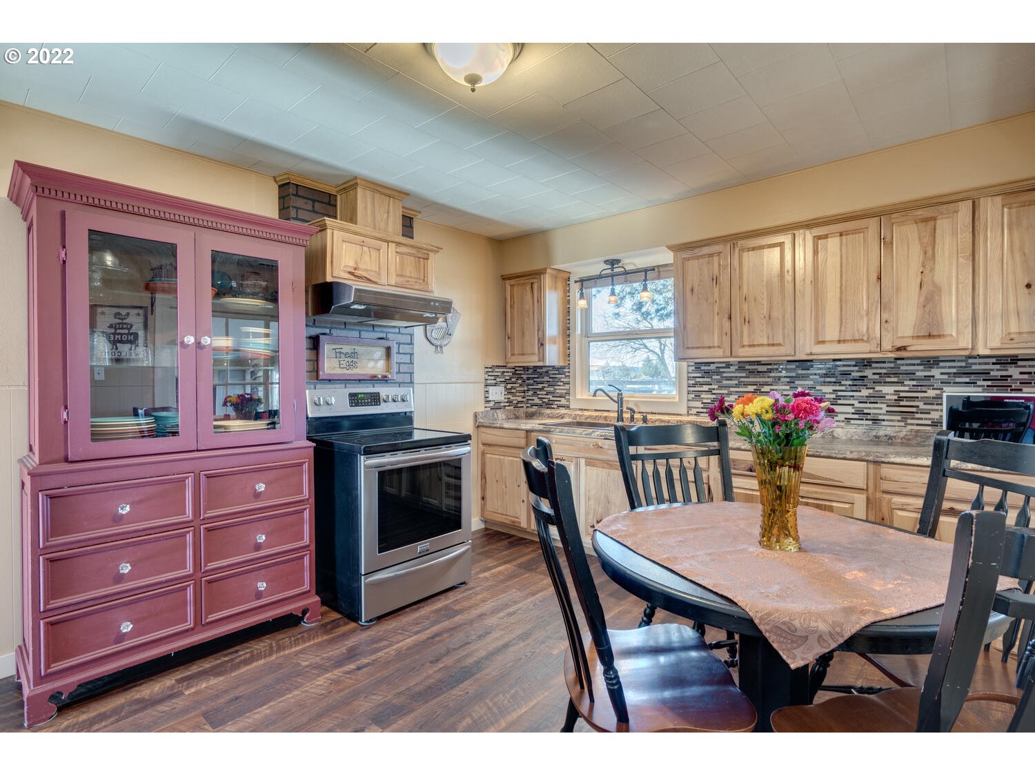 18876 Butteville Road Northeast Aurora, OR 97002 - Photo 4 of 32 a kitchen with a wooden table and chairs