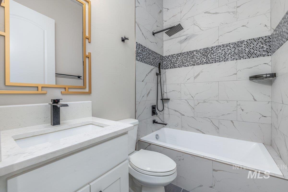 5990 West View Drive Meridian, ID 83642 - Photo 23 of 50 Full bath with shower / bathtub combination and vanity