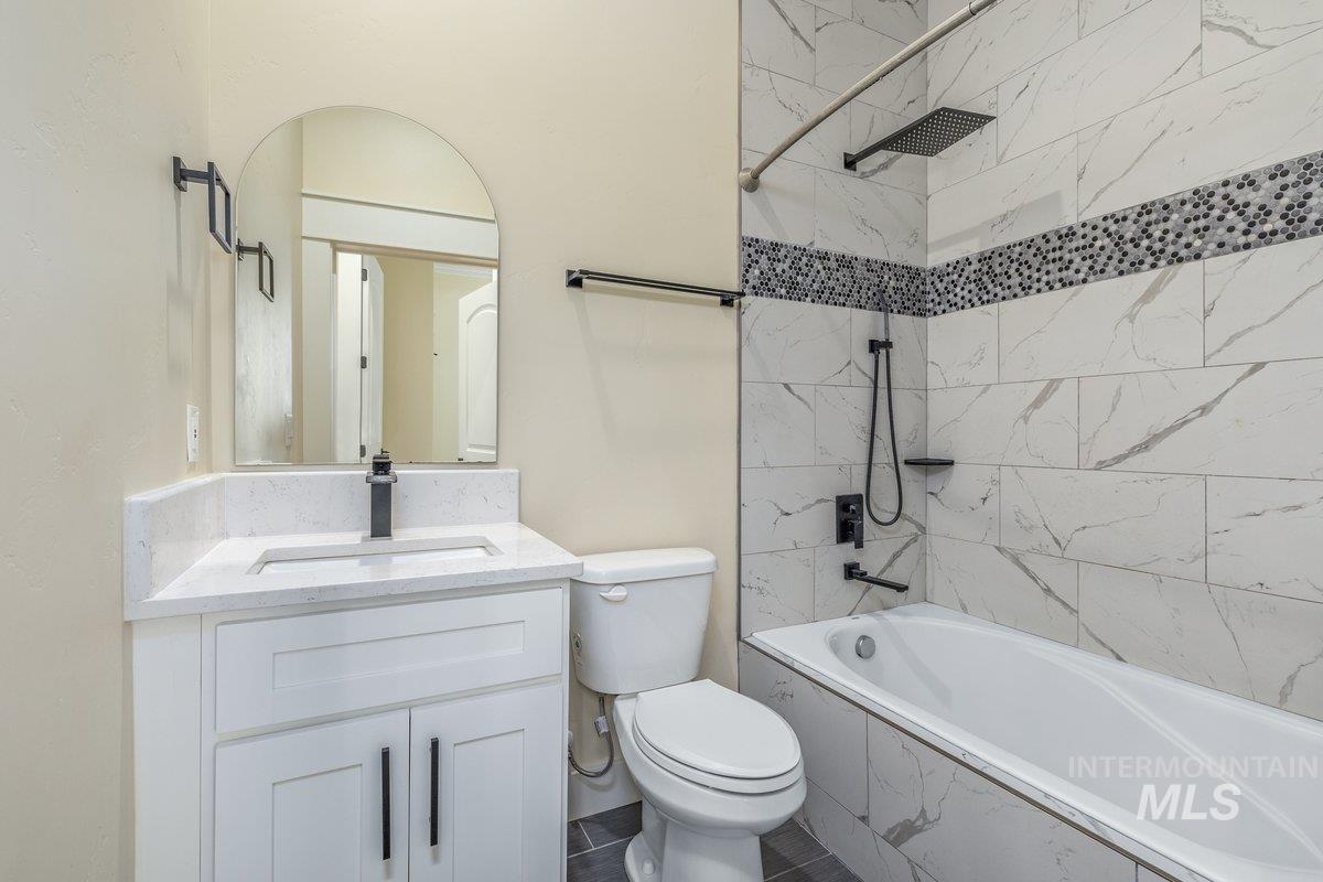 5990 West View Drive Meridian, ID 83642 - Photo 33 of 50 Full bath featuring vanity and shower / washtub combination