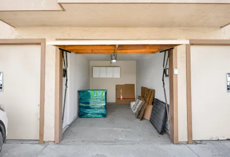 a view of entryway and kitchen