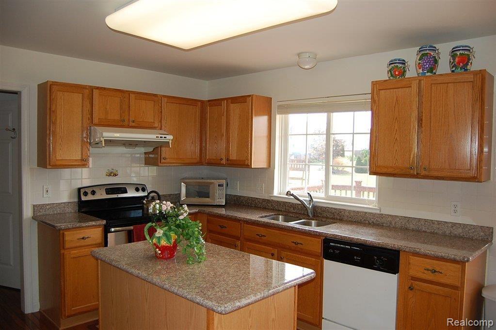 378 Pleasant Ridge Drive Canton, MI 48188 - Photo 4 of 25 Kitchen opens to Great room