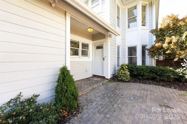 a view of a pathway with a house