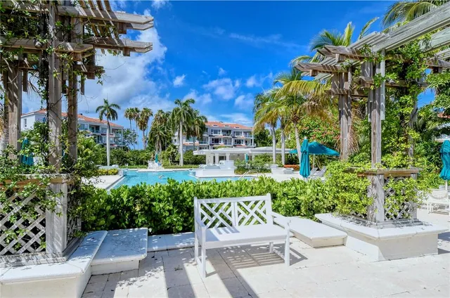 $3,195,000 | 340 Gulf Of Mexico Drive, Unit 136, Longboat Key, FL 34228