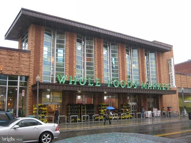 a picture of a bench in a garage
