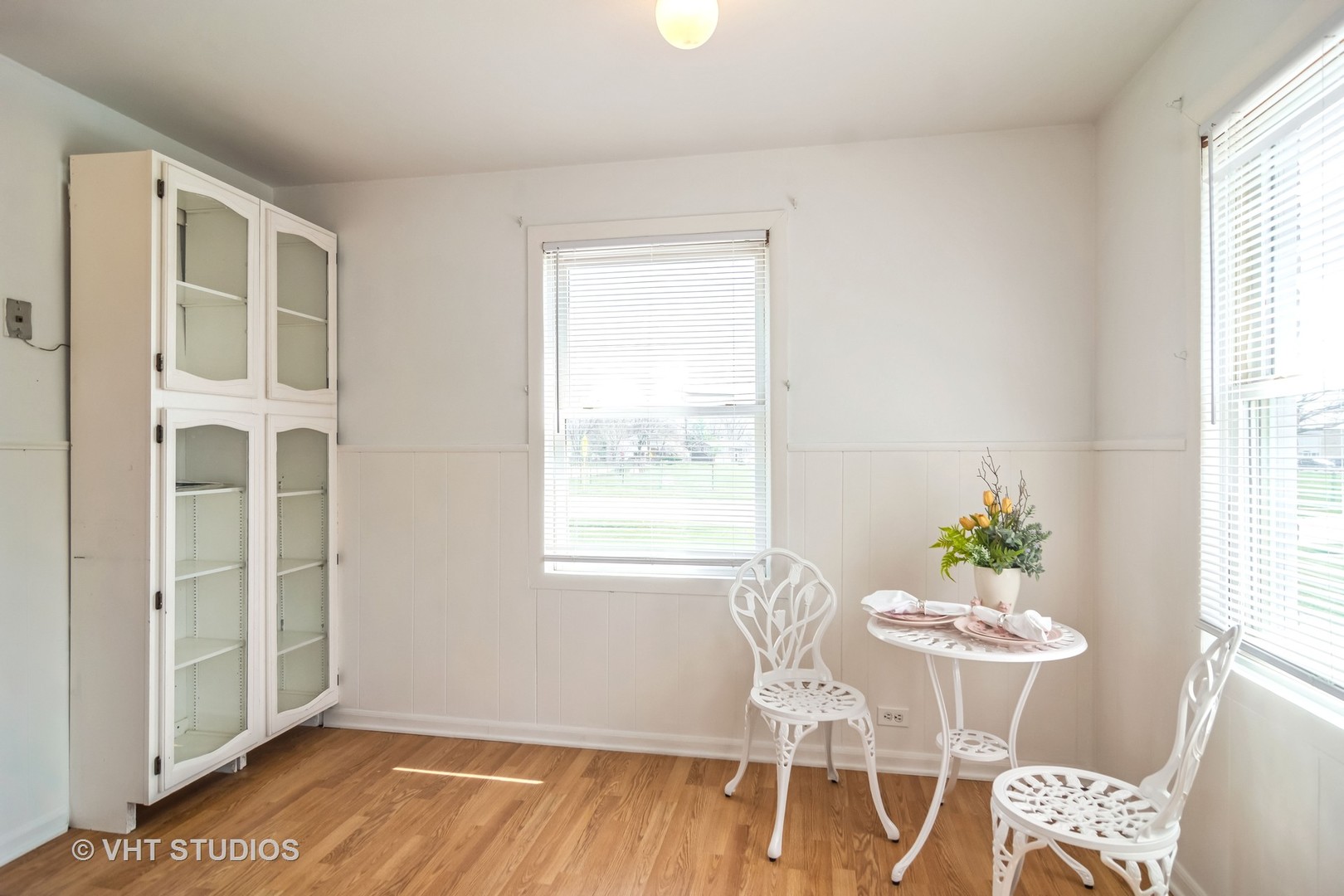 114 North Rohlwing Road Palatine, IL 60074 - Photo 4 of 16 a dining room with furniture a potted plant and wooden floor