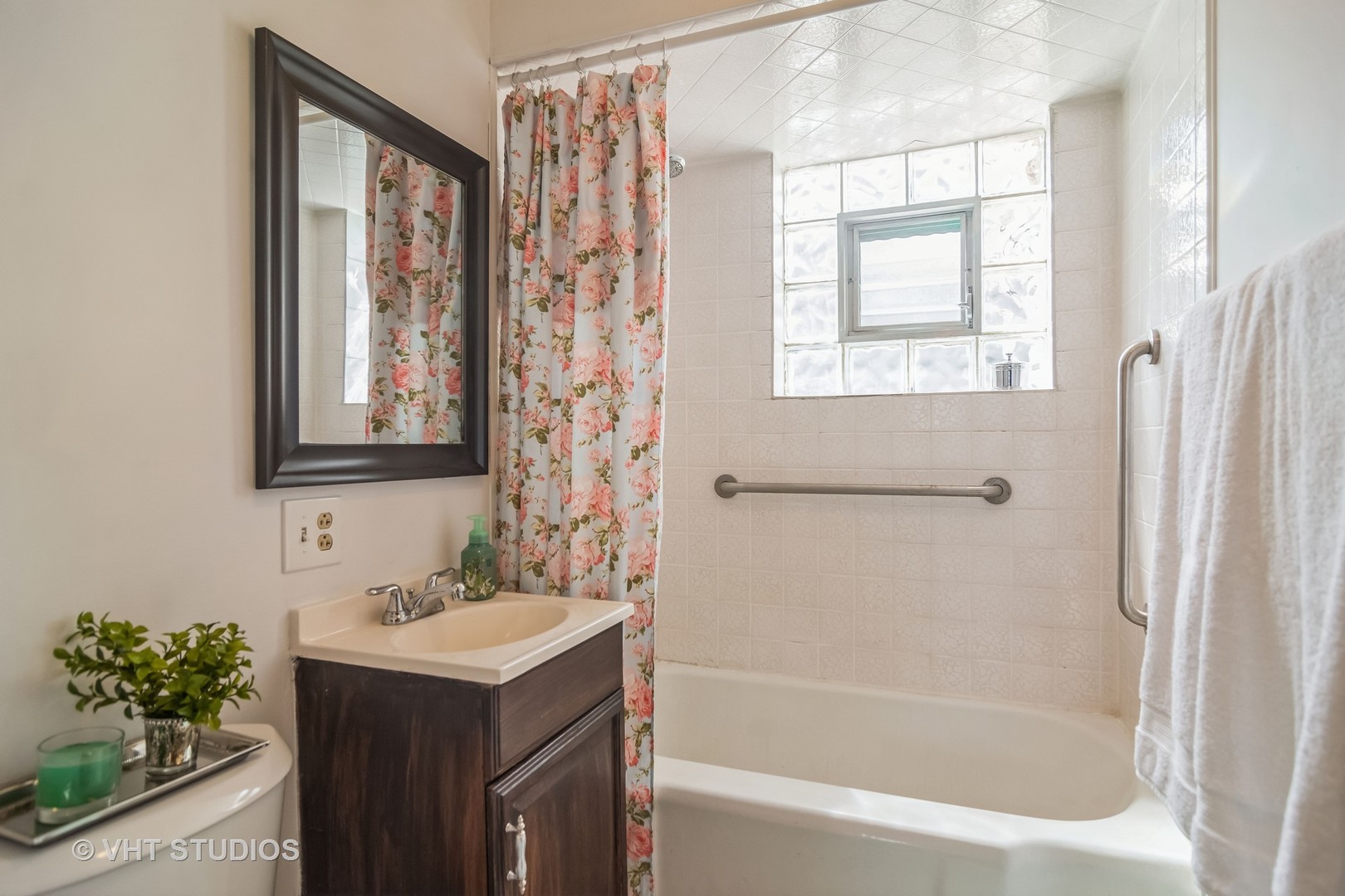 114 North Rohlwing Road Palatine, IL 60074 - Photo 9 of 16 a bathroom with a bathtub sink and mirror