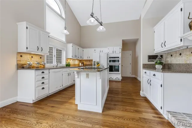 $899,900 | 17609 Burnham Court, Chesterfield, MO 63005