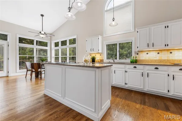 $885,000 | 17609 Burnham Court, Chesterfield, MO 63005