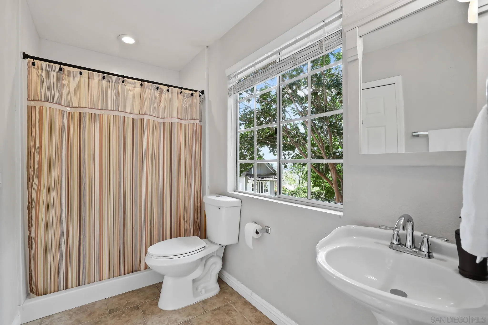 750 Jericho Drive Fallbrook, CA 92028 - Photo 19 of 69 a bathroom with a sink toilet and a mirror