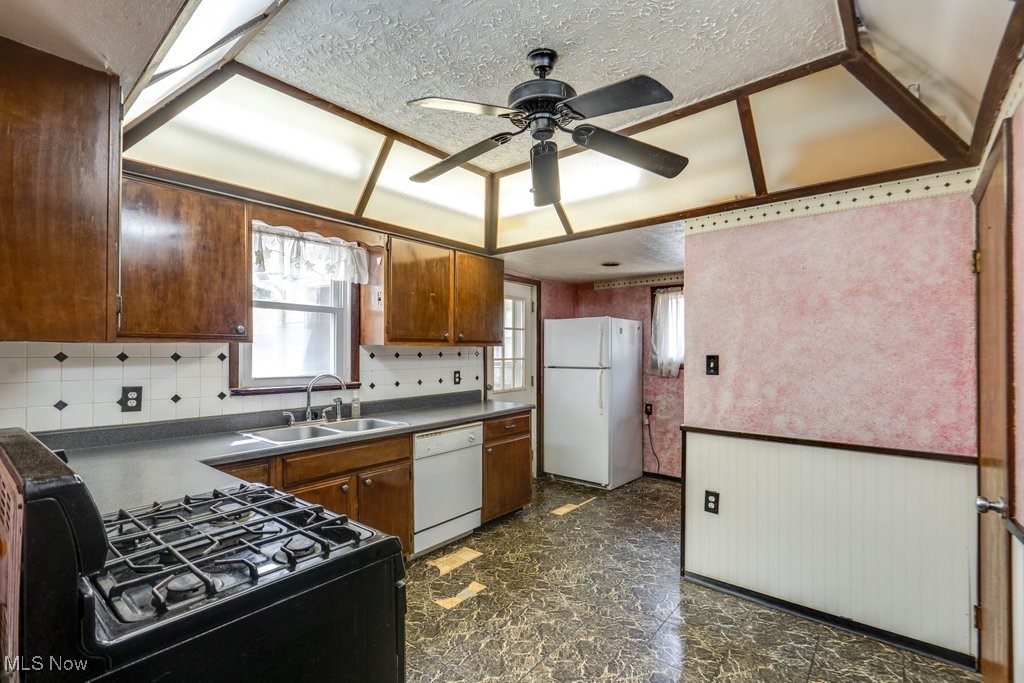 516 Floyd Street Akron, OH 44310 - Photo 16 of 50 Kitchen with white appliances, a ceiling fan, plenty of natural light, and dark countertops