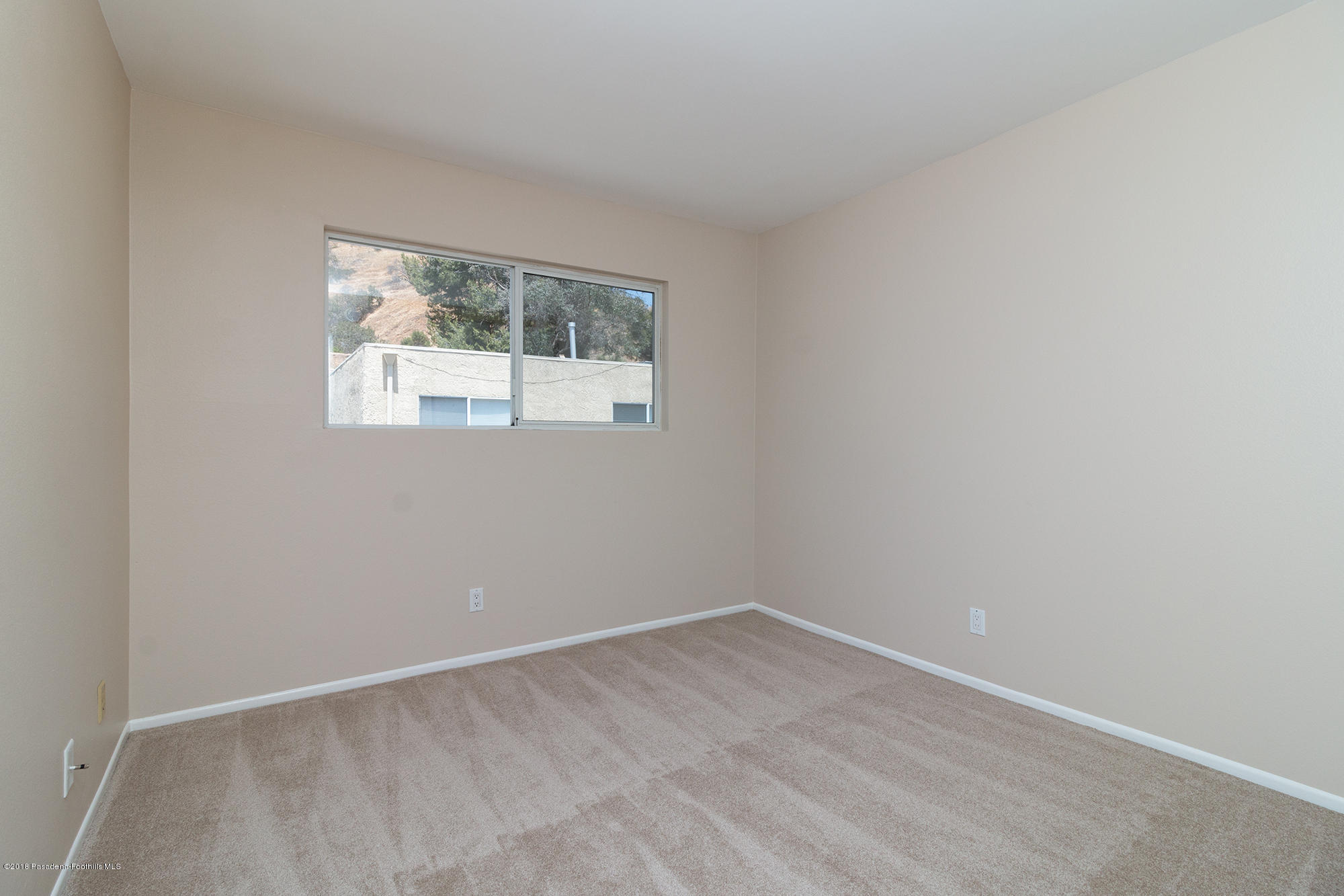 9730 Vía Roma Burbank, CA 91504 - Photo 23 of 24 an empty room with a window