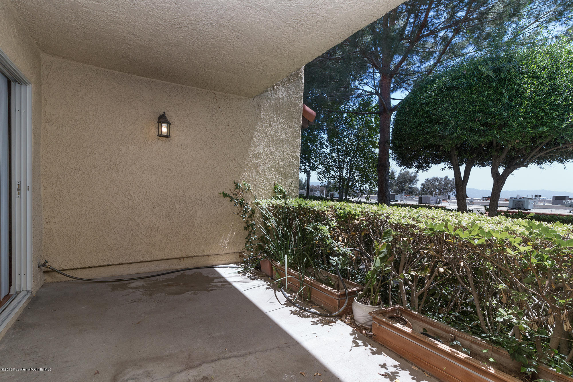 9730 Vía Roma Burbank, CA 91504 - Photo 8 of 24