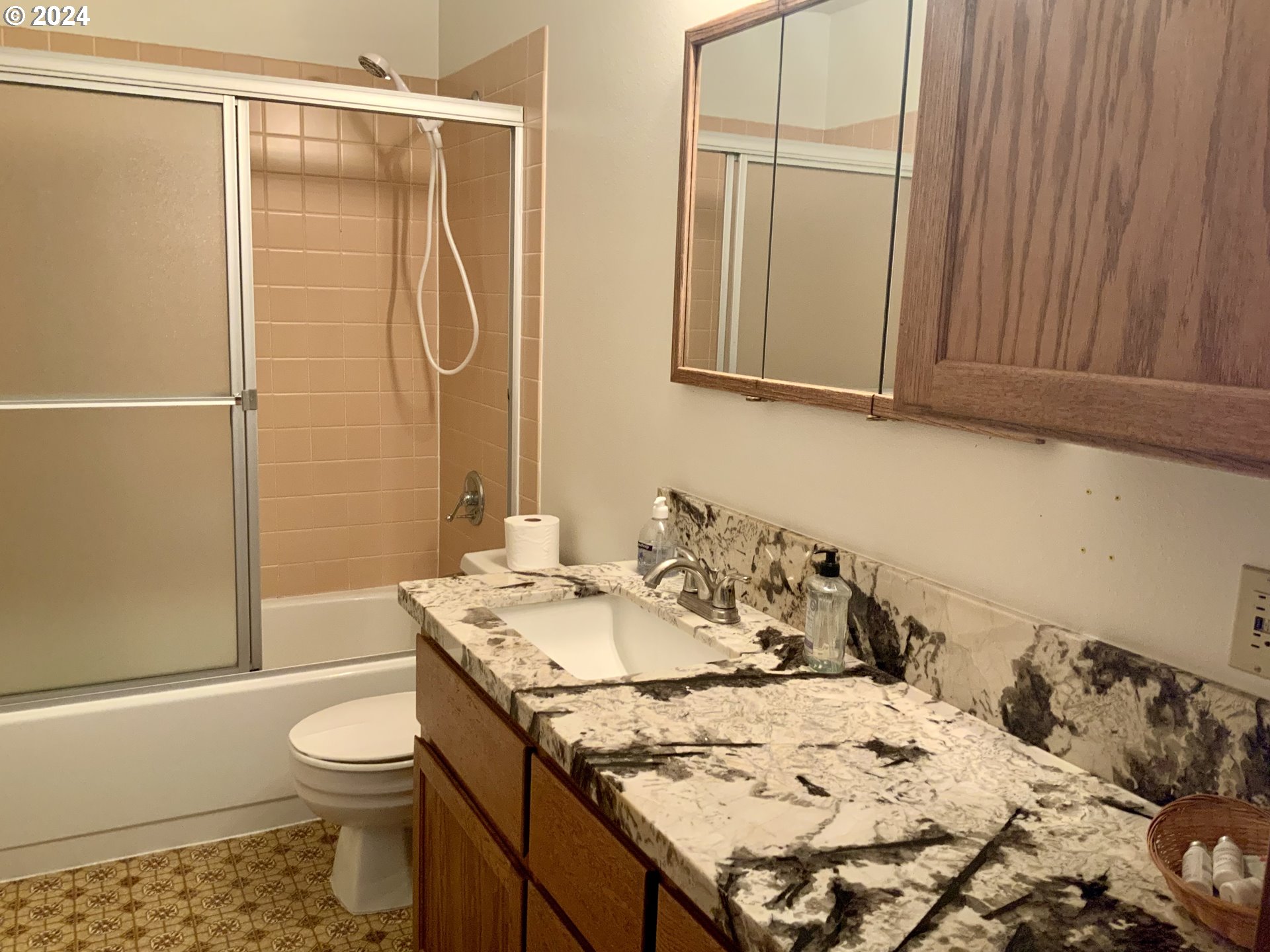 94304 Wedderburn Loop, Unit 429 Gold Beach, OR 97444 - Photo 13 of 19 Bathroom