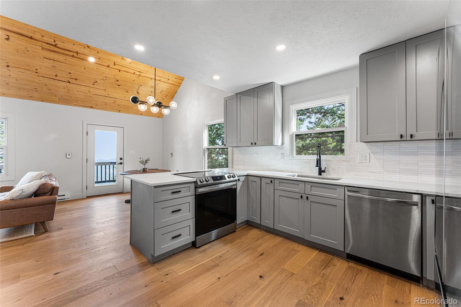 8440 South Arrowhead Drive Morrison, CO 80465 - Photo 3 of 32