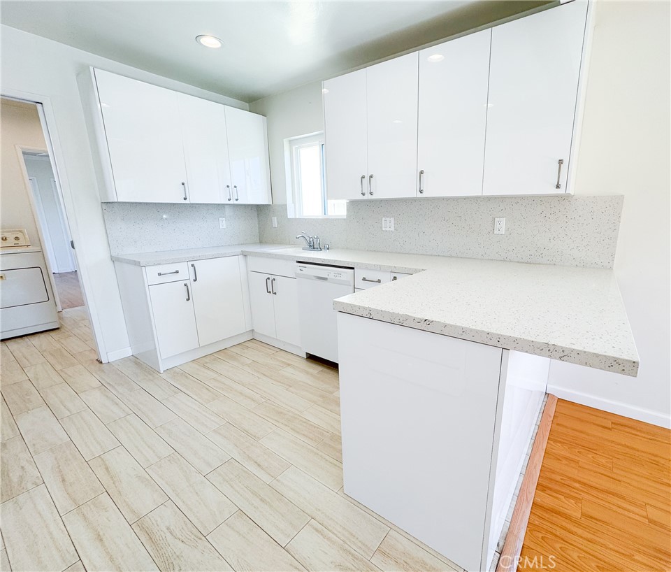 2305 Graham Avenue Redondo Beach, CA 90278 - Photo 6 of 31 Gleaming quartz countertops