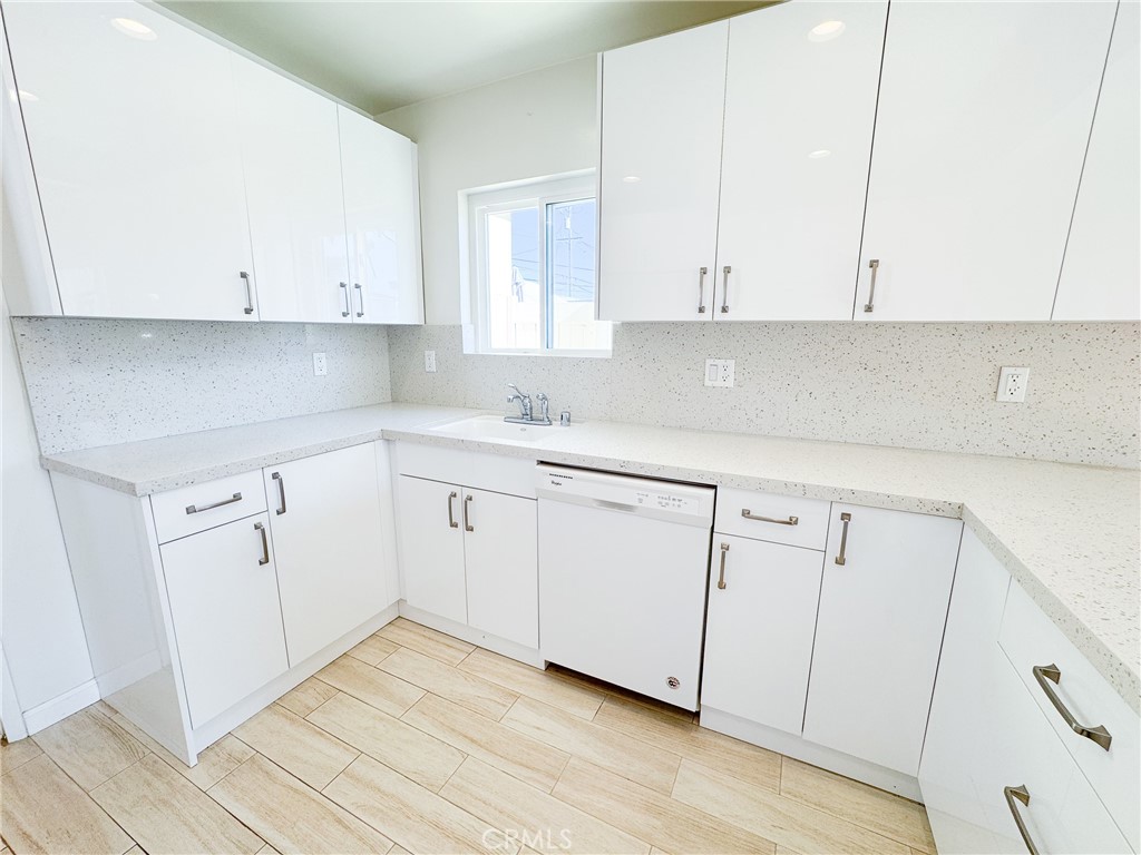 2305 Graham Avenue Redondo Beach, CA 90278 - Photo 7 of 31 Soft close cabinets and drawers