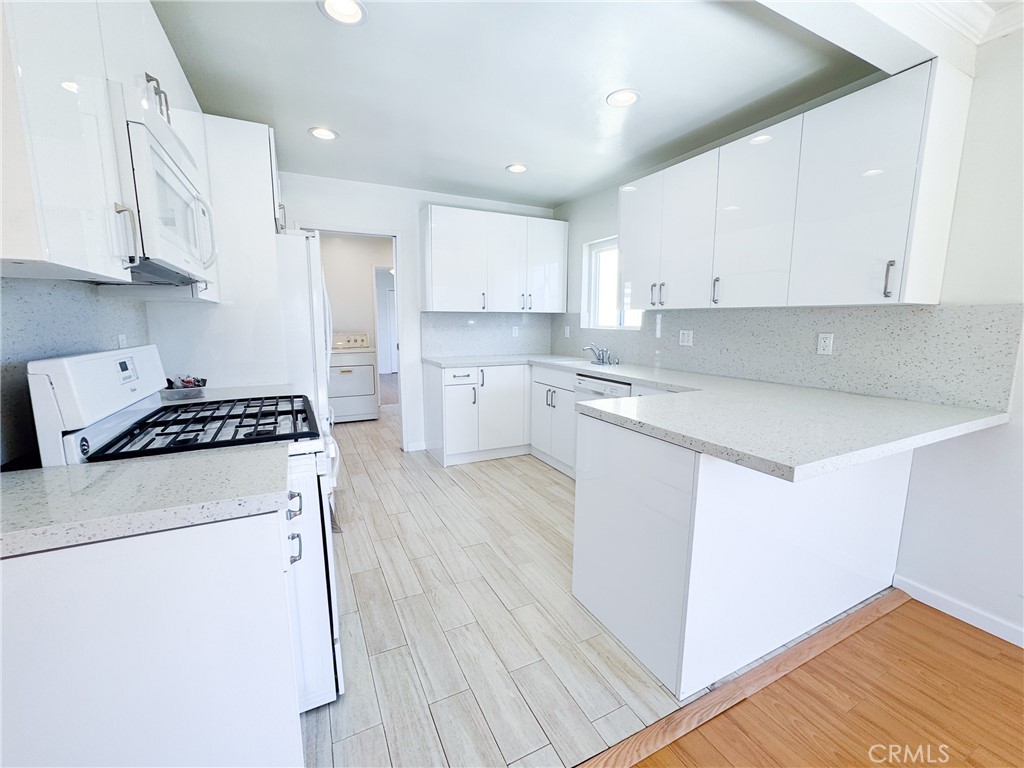 2305 Graham Avenue Redondo Beach, CA 90278 - Photo 9 of 31 Bright and sunny kitchen