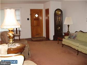 1042 Surrey Road Philadelphia, PA 19115 - Photo 4 of 12 Living Room
