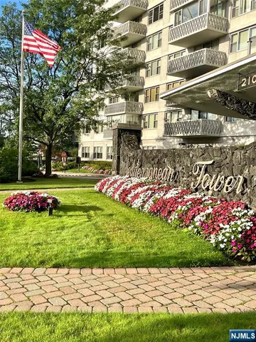 $219,000 | 2100 Linwood, Unit 18N, Fort Lee, NJ 07024