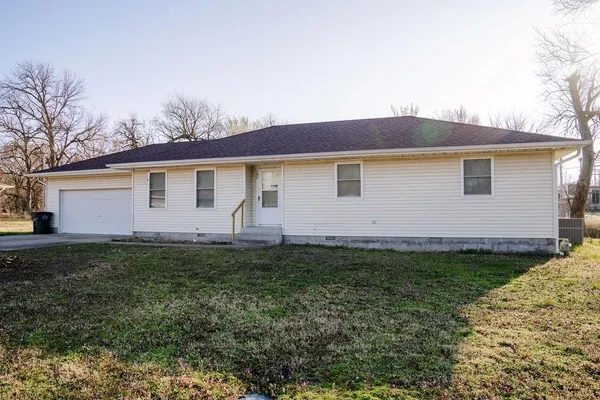 $120,000 | 102 Steuben Court, Erie, KS 66733