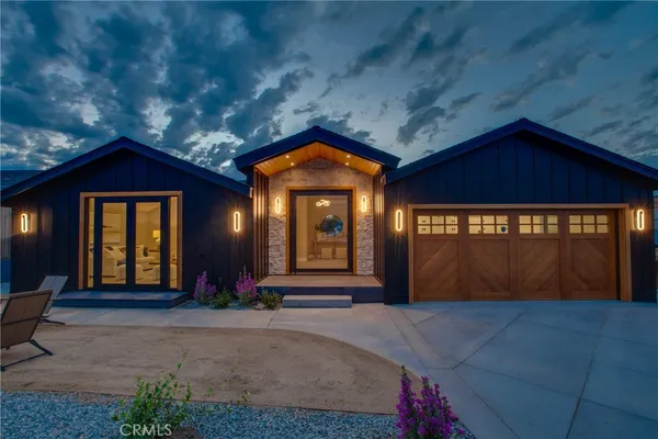 a view of entryway with a yard