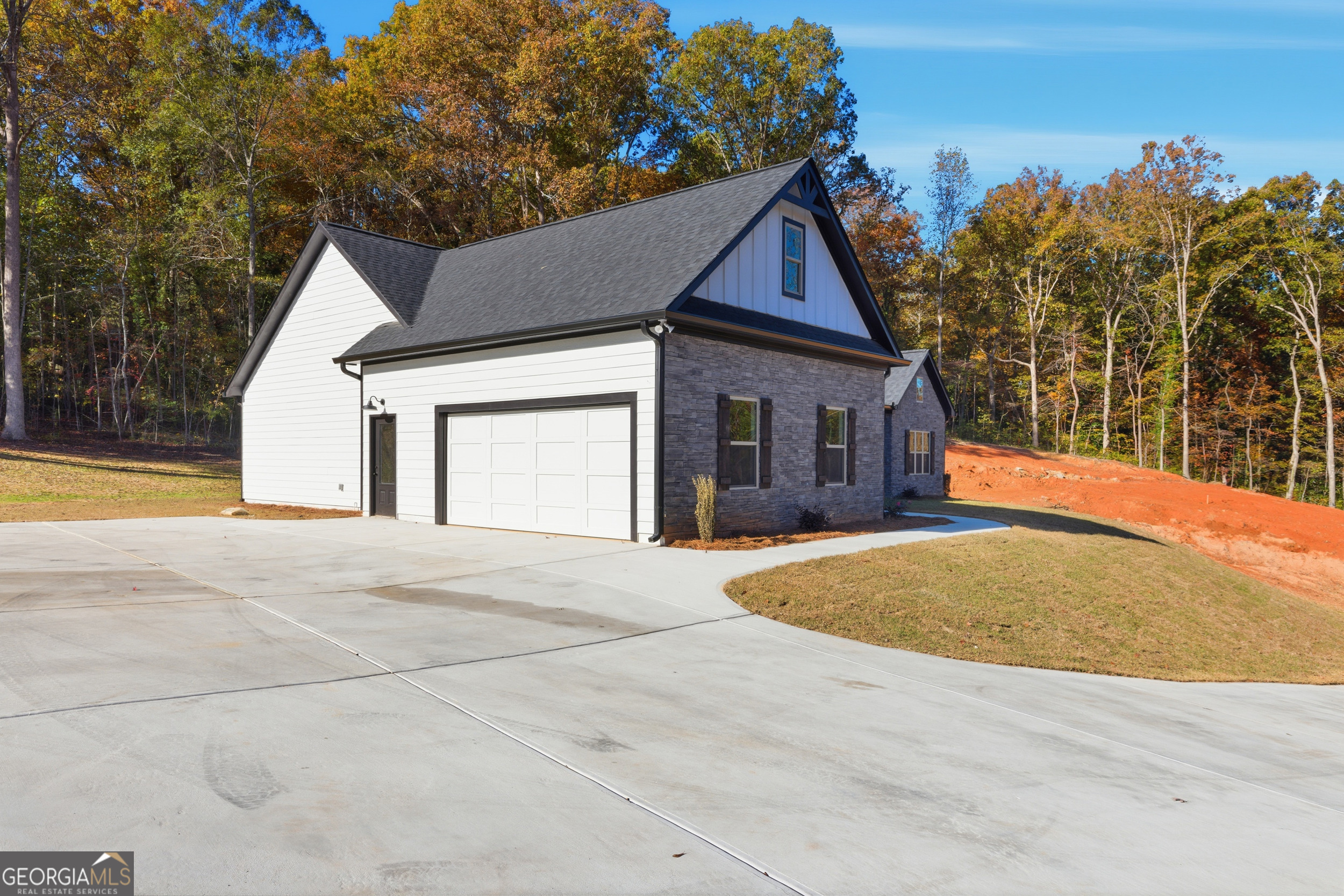 405 Ayers Creek Drive Toccoa, GA 30577 - Photo 3 of 35 a view of outdoor space yard and front view of a house