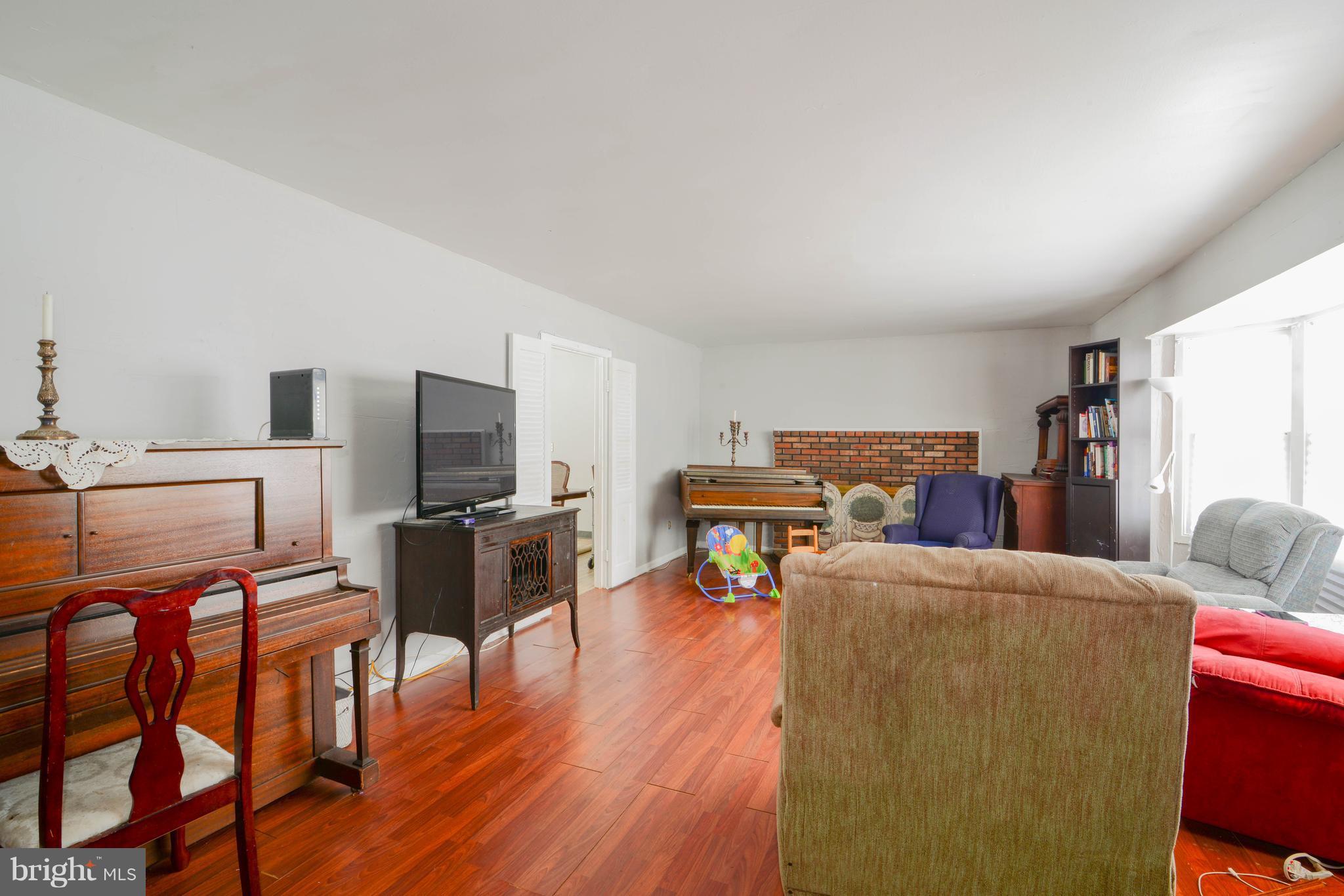 12110 Cedarbrook Lane Laurel, MD 20708 - Photo 5 of 30 Living Room