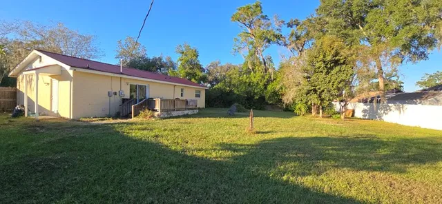 a view of a house with a backyard